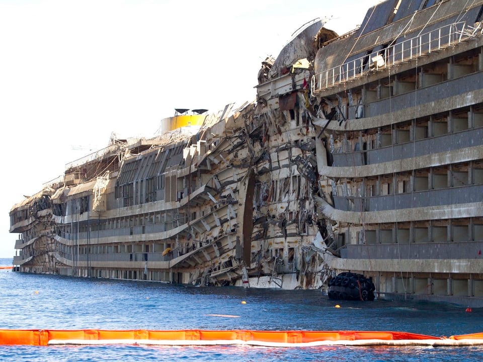 Die aufgestellte Costa Concordia.