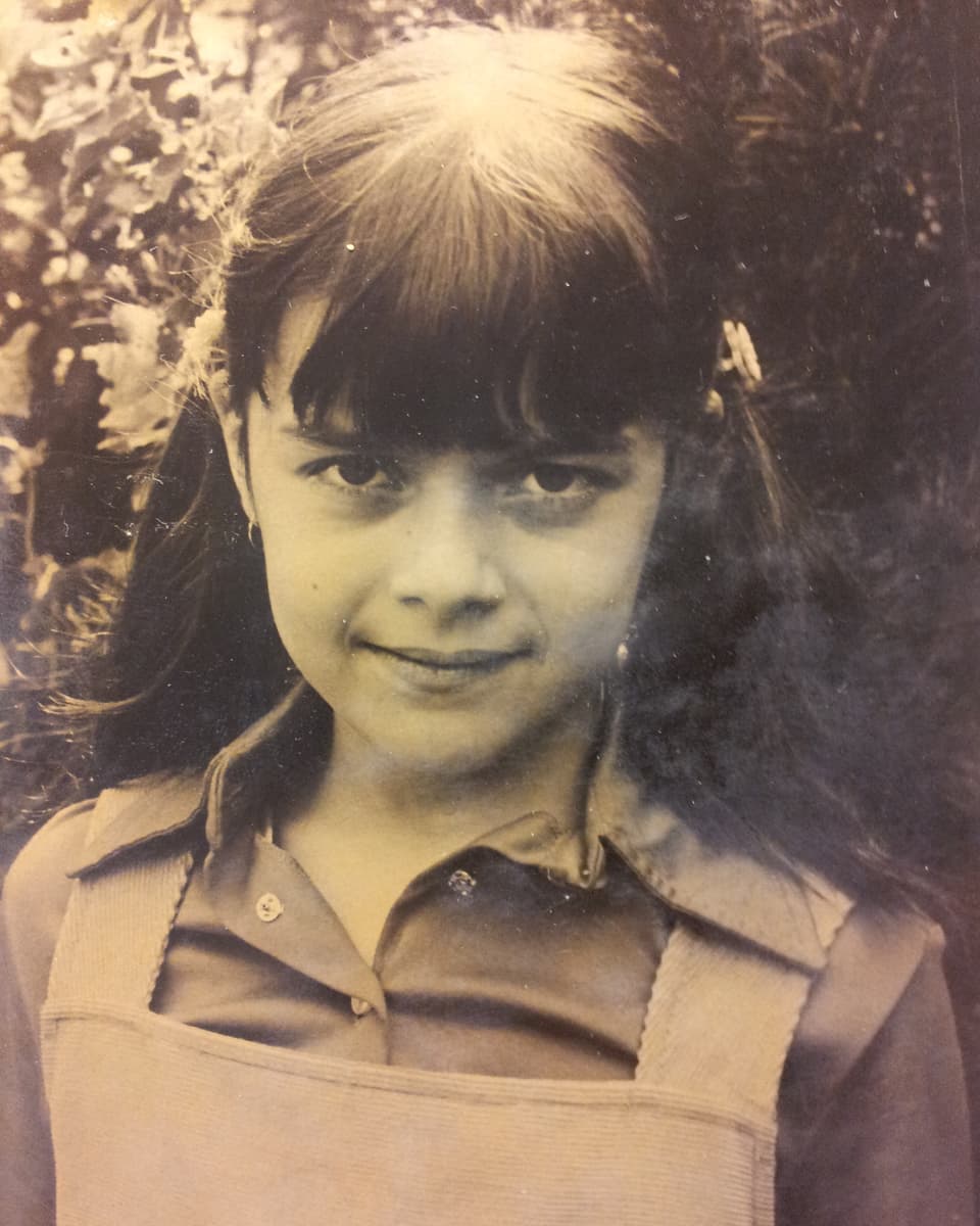 Schwarz-Weiss-Fotografie von einem Mädchen mit dunklen langen Haaren.