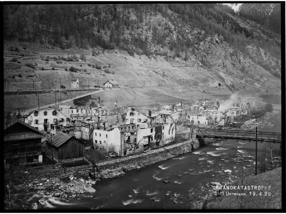 Fotografi en alv e nair dal fieu da Susch