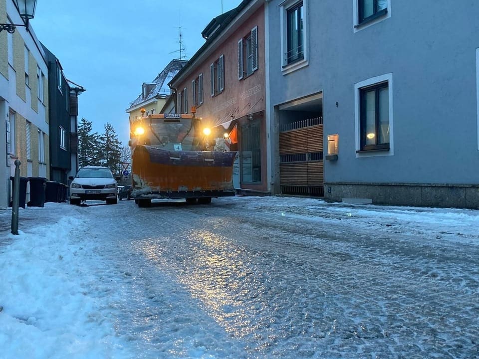 Winterfahrzeug auf glatter Strasse