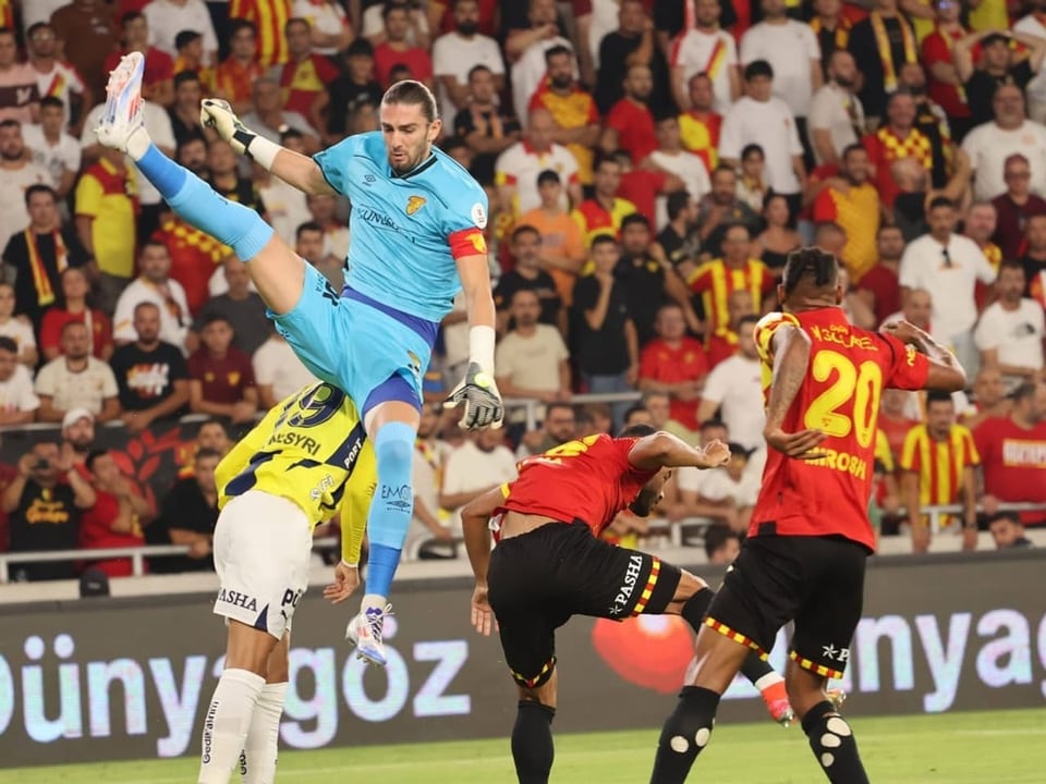 Keeper Arda Özcimen fliegt hoch.