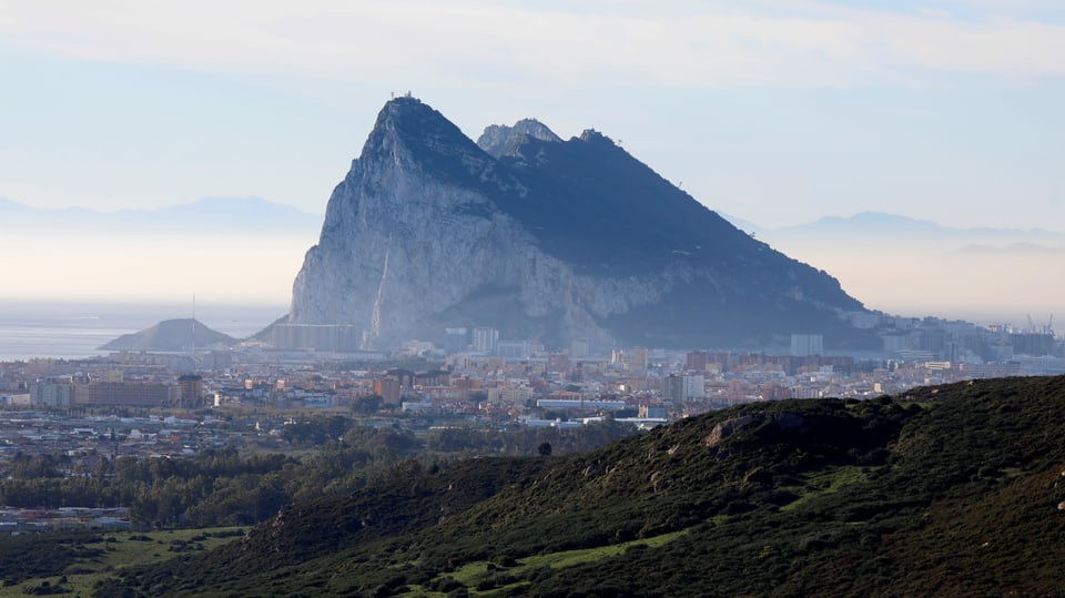 Gibraltar Felsen von spanischer Seite aus gesehen.