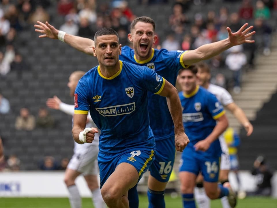 Jubelnde AFC-Wimbledon-Spieler