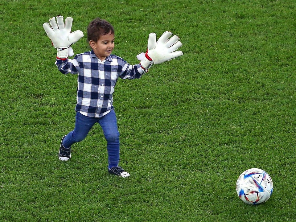 Bonos Sohn mit Goalie-Handschuhen