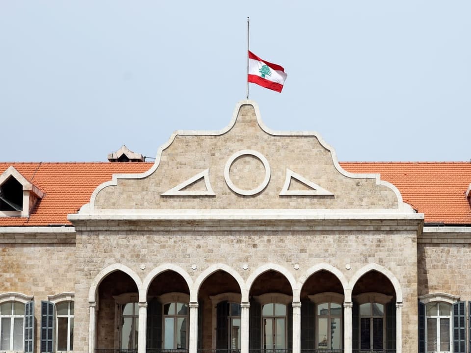 Fassade eines Gebäudes mit libanesischer Flagge.