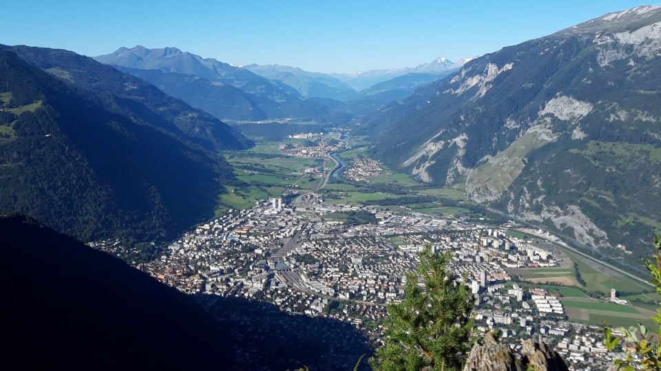 Blick von oben auf Chur und das Rheintal.