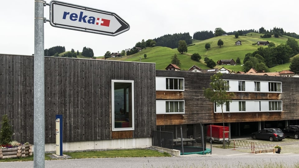 Reka-Schild zeigt auf Haus. 