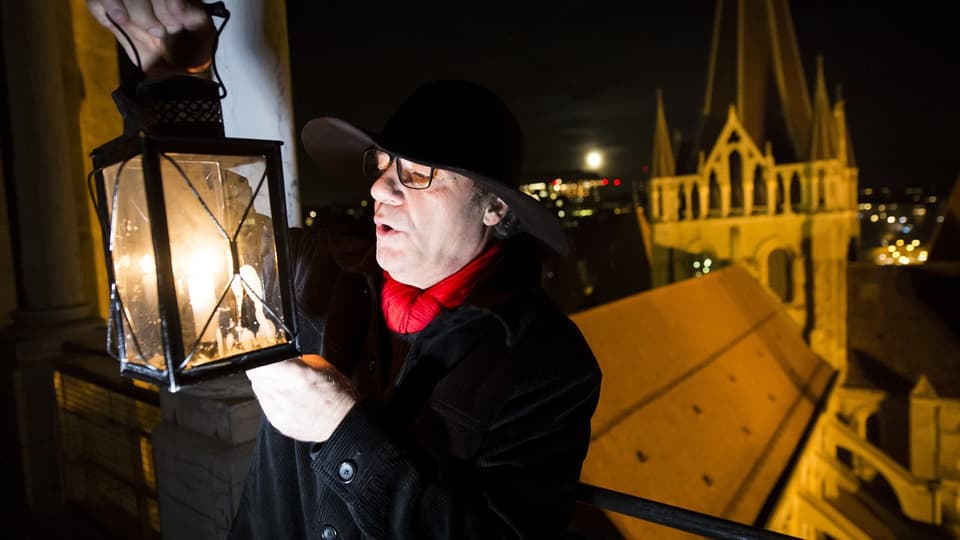 Turmwächter Häusler mit Laterne, im Hintergrund der Turm der Kathedrale.