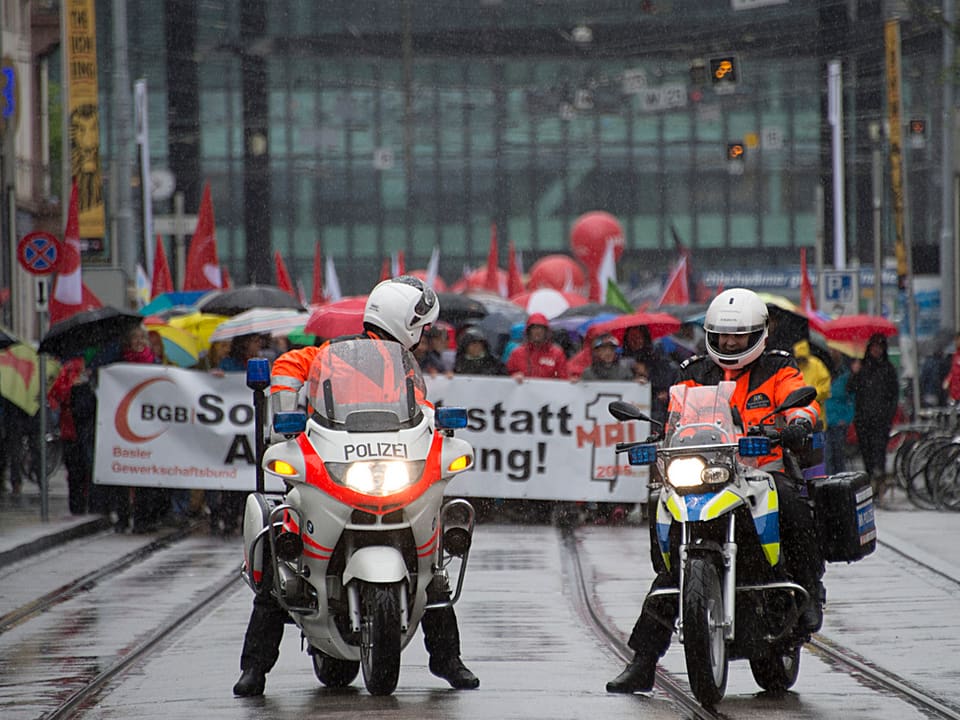 Polizisten auf Motorrädern vor einer 1.Mai-Demonstration