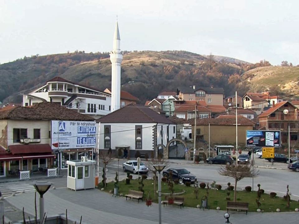 Eine Moschee mit Minarett liegt in der Stadtmitte.