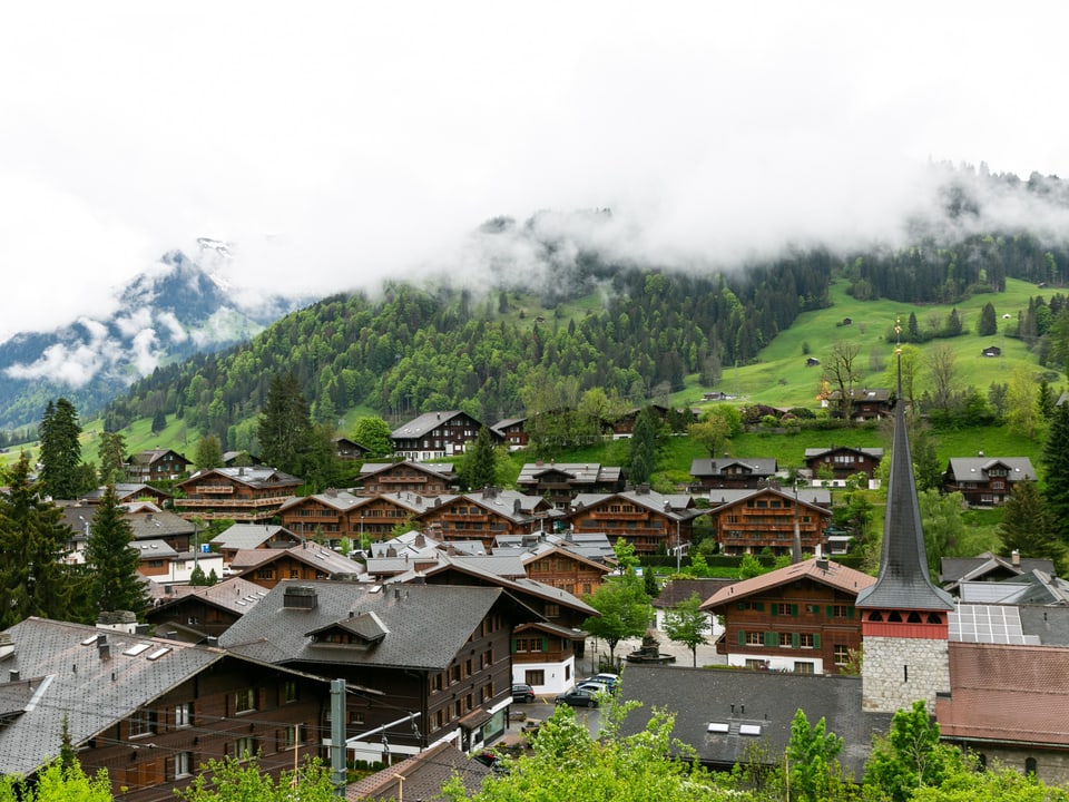 Ein Blick aus der Höhe zeigt: Gstaad besteht ausschliesslich aus Holzhäusern.