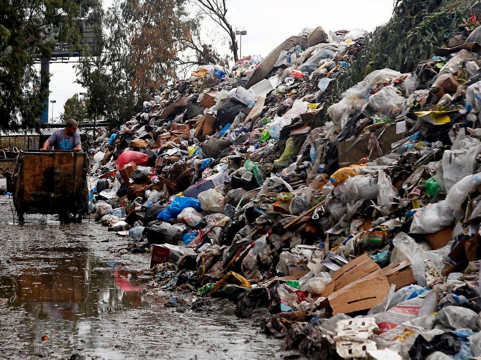 Müllberge türmen sich in Beiruts Strassen. 
