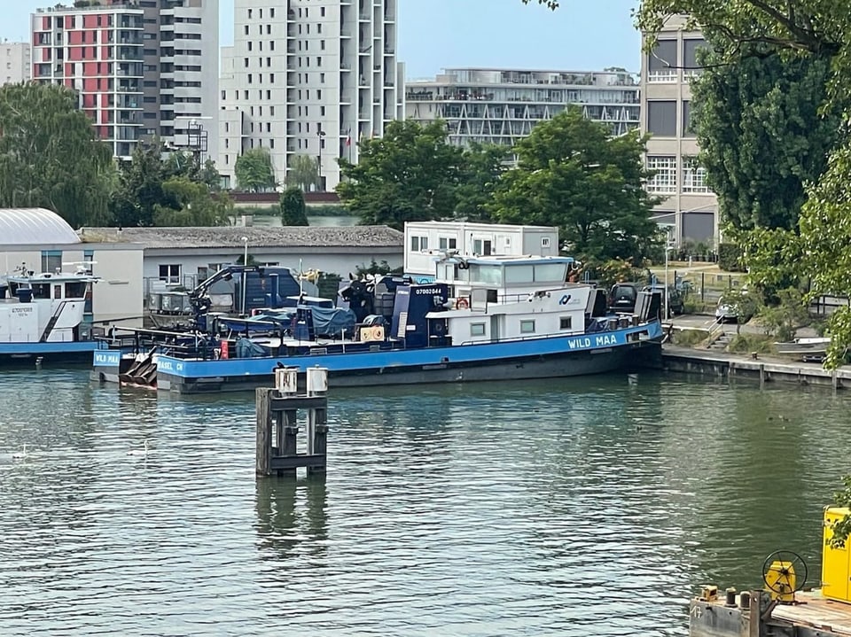 Schleppschiff im Basler Hafen