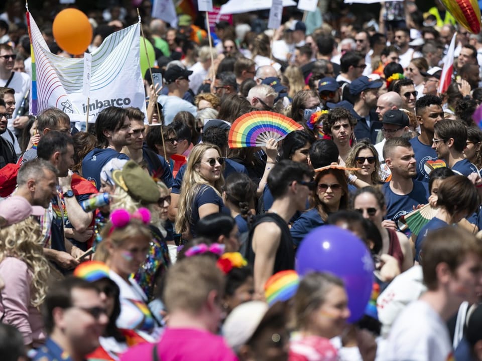 Zehntausende strömten am letzten Wochenende nach Zürich an die Pride. 