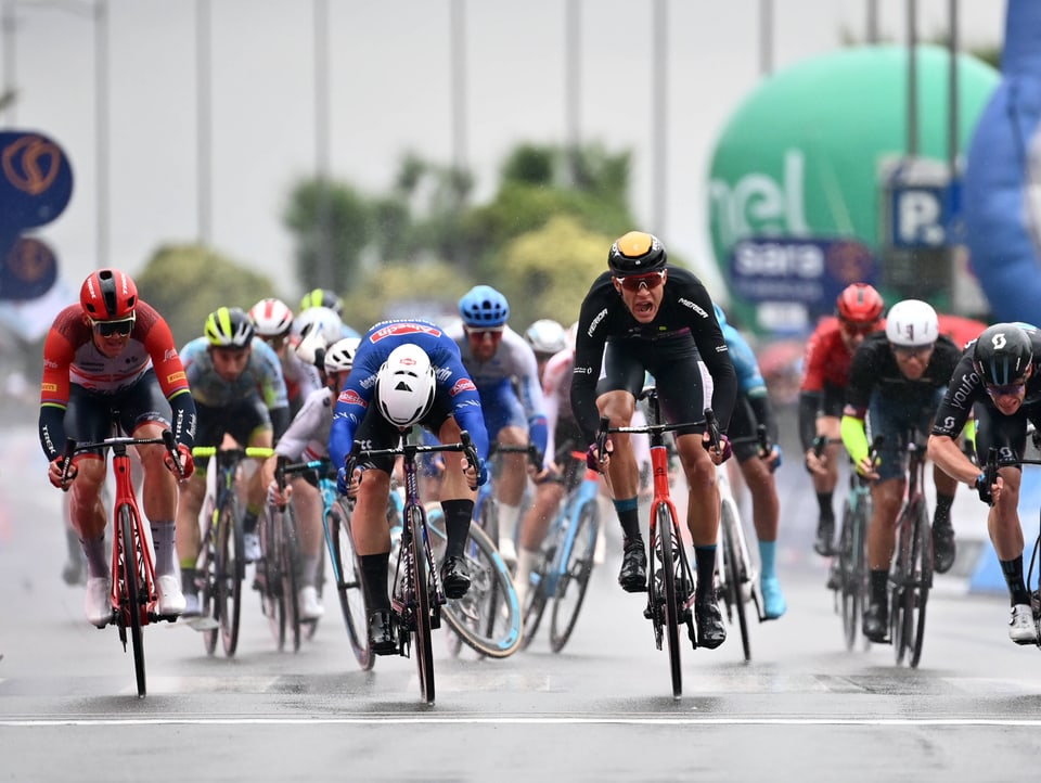 Kaden Groves (in blau) gewinnt die 5. Etappe, Mark Cavendish (im Hintergrund) stürzt heftig.