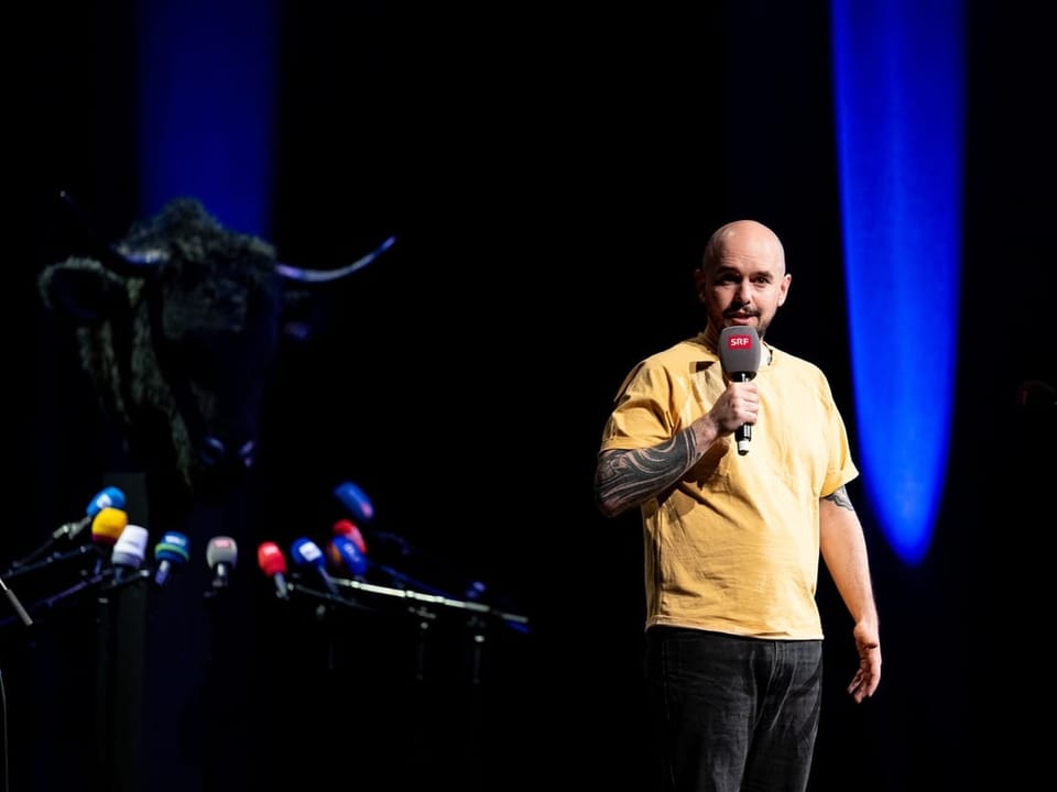 Kabarettist und Satiriker Renato Kaiser auf der Bühne.