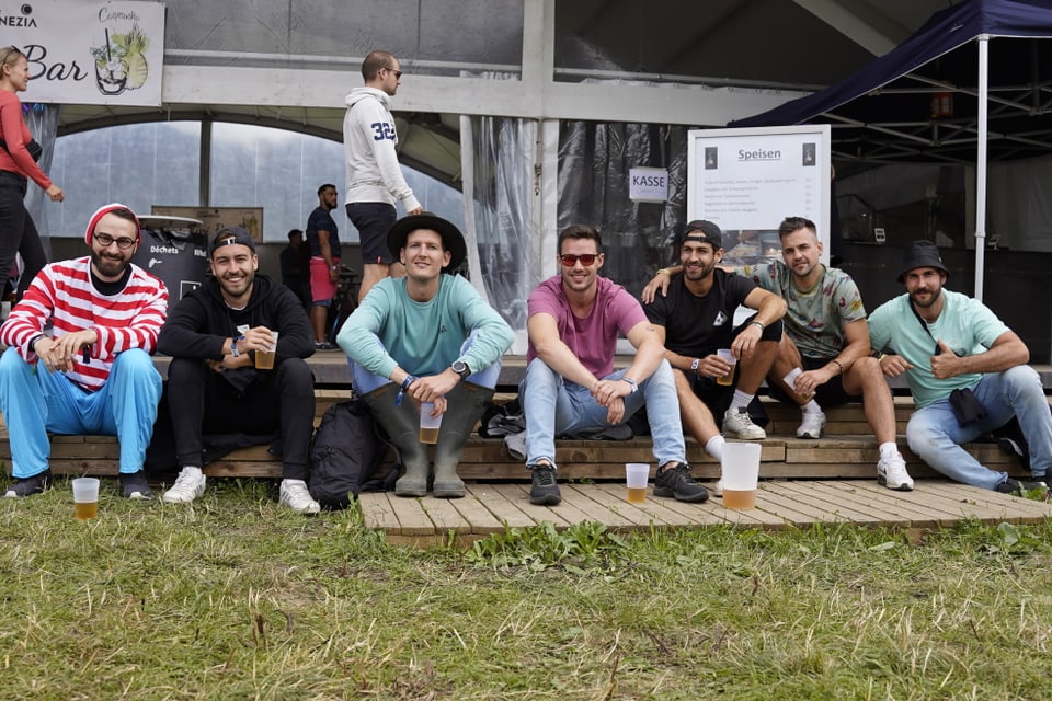 Besucher und Besucherinnen auf dem Festivalareal.