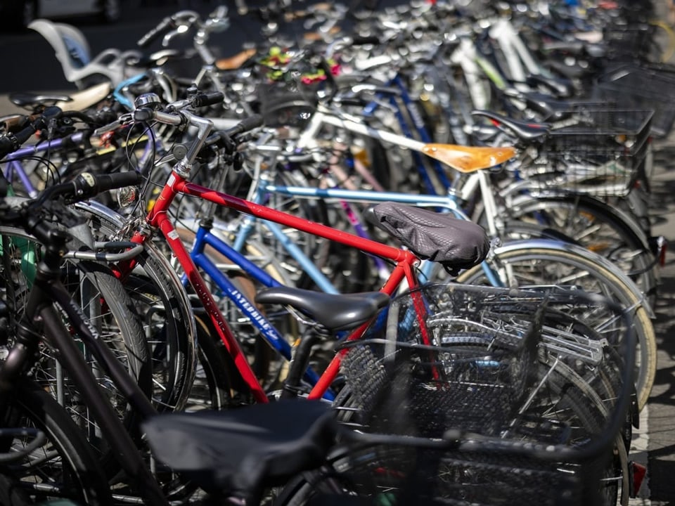 Viele Fahrräder in einem Fahrradbügel.