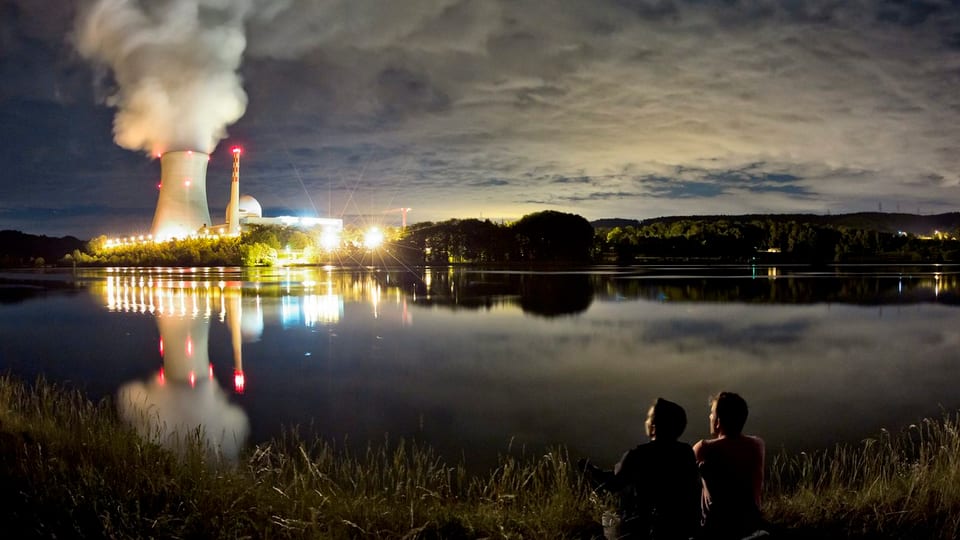 Atomkraftwerk Leibstadt in der Nacht.