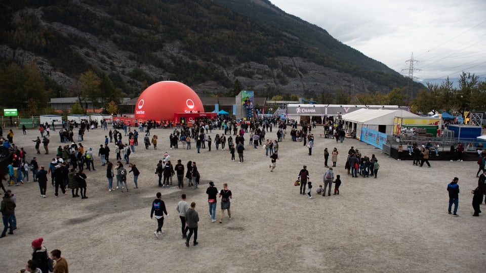 Foto da la glieud che arriva