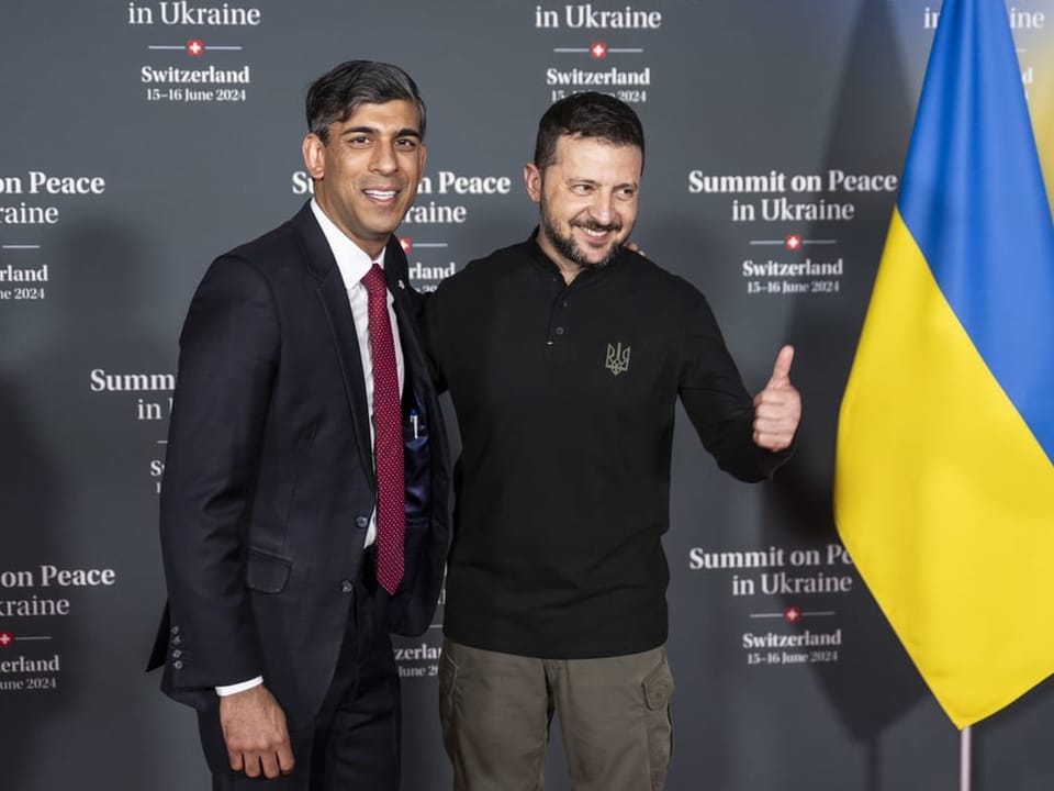 Zwei Männer vor Ukraine-Flagge