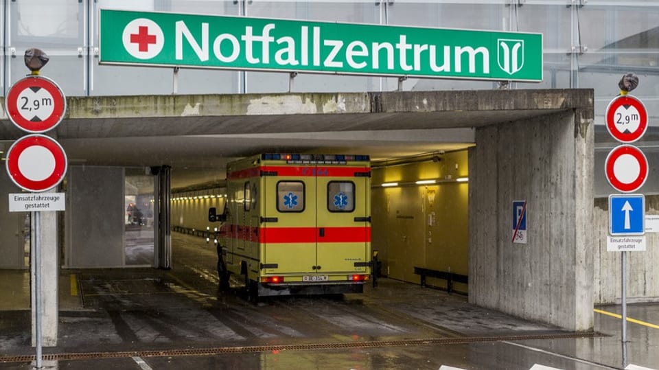 Notfallabmulanz fährt ins Inselspital