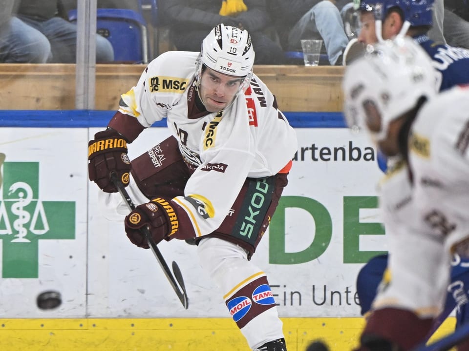 Eishockeyspieler im weissen Trikot beim Spiel.