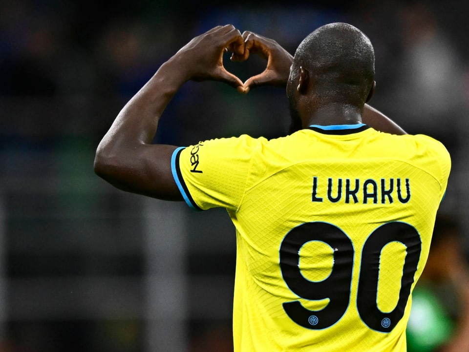 Inters Romelu Lukaku formt ein Herz.