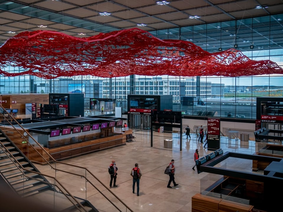 Terminal 1 von Innen mit einem Kunstobjekt an der Decke.