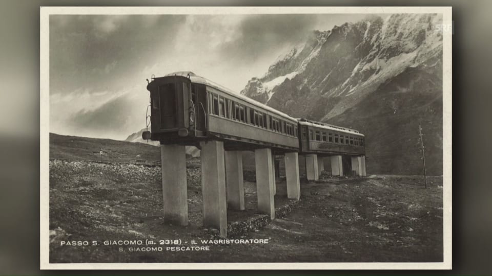 Historische Postkarte der zwei Eisenbahnwagons, die auf Betonsäulen aufgestellt sind