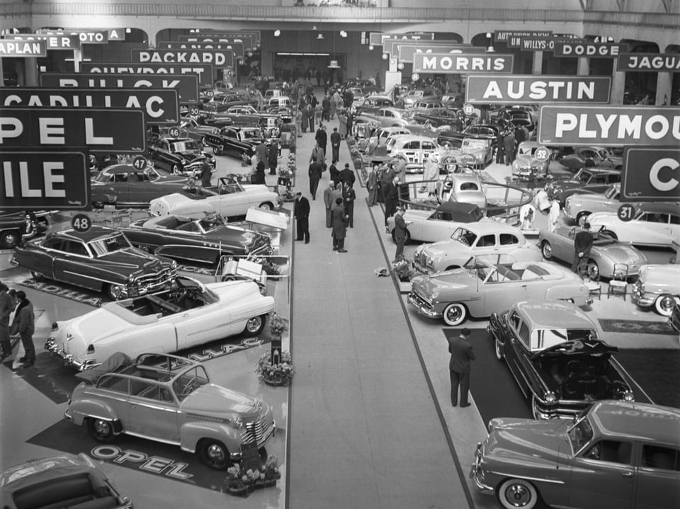Menschenmengen bei einer klassischen Automobilausstellung.