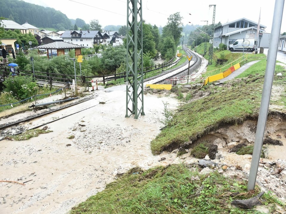 Am Bahnhof in Bischofswiesen überflutet Wasser die Gleise. 
