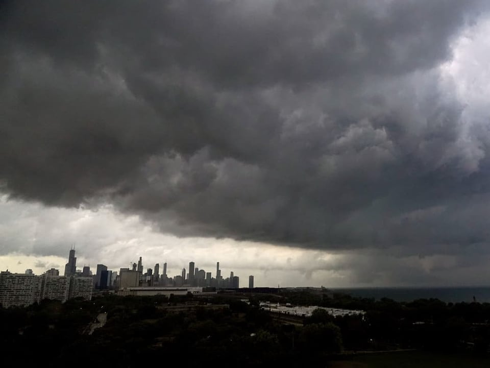 Grosse Sturmwolken ziehen über Chicago mit seinen Hochhäusern hinweg.