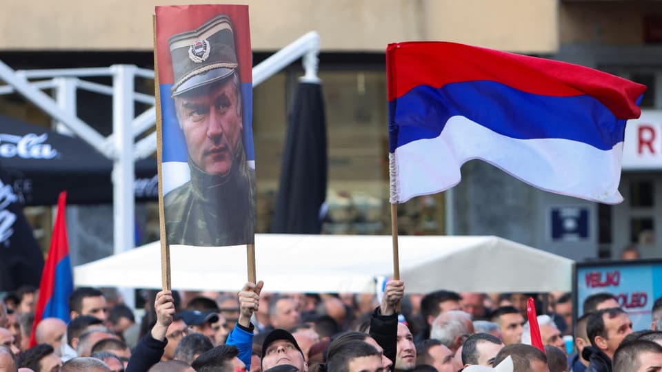 Menschenmenge mit serbischer Fahne und Porträt von Ratko Mladic bei einer Demonstration in Banja Luka.