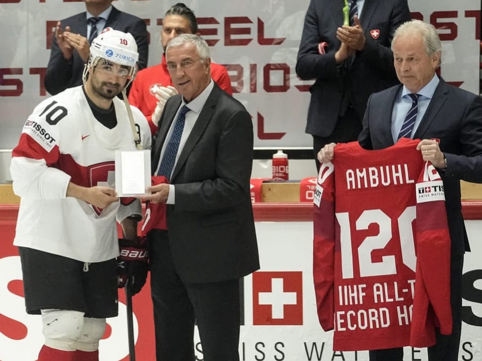 Eishockeyspieler erhält Ehrung auf dem Eis.