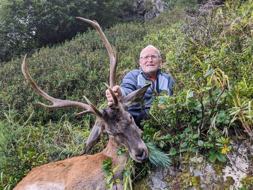 Jäger mit Hirsch.