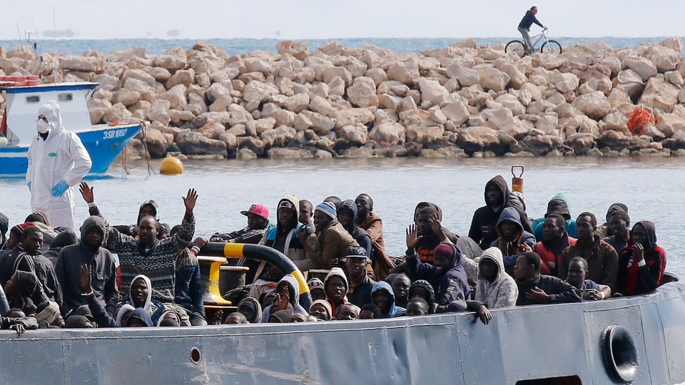 Von der italienischen Marine gerettete Flüchtlinge kommen auf Sizilien an.