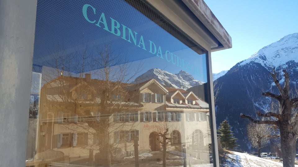 La cabina da cudeschs en vischinanza dal hotel Meisser cun vista sin las muntognas