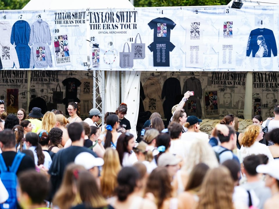 Menschenmenge vor einem Merchandise-Stand der Taylor Swift Eras Tour im Wiener Prater.