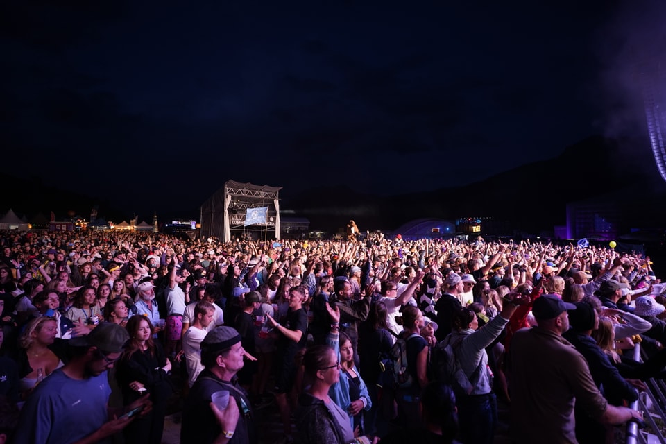 Volle Ränge vor der Bühne am Open Air Lumnezia.