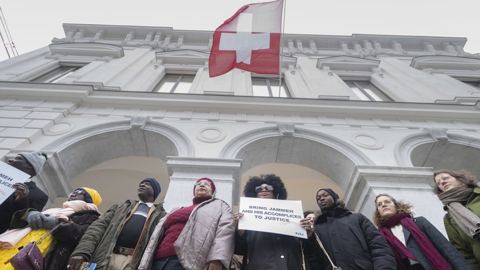 Menschen stehen vor dem Bundesstrafgericht. 