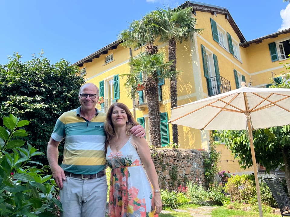 Jörg und Cornelia Deubner vor ihrem Hotel im Garten