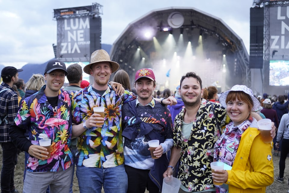 Besucher und Besucherinnen auf dem Festivalareal.