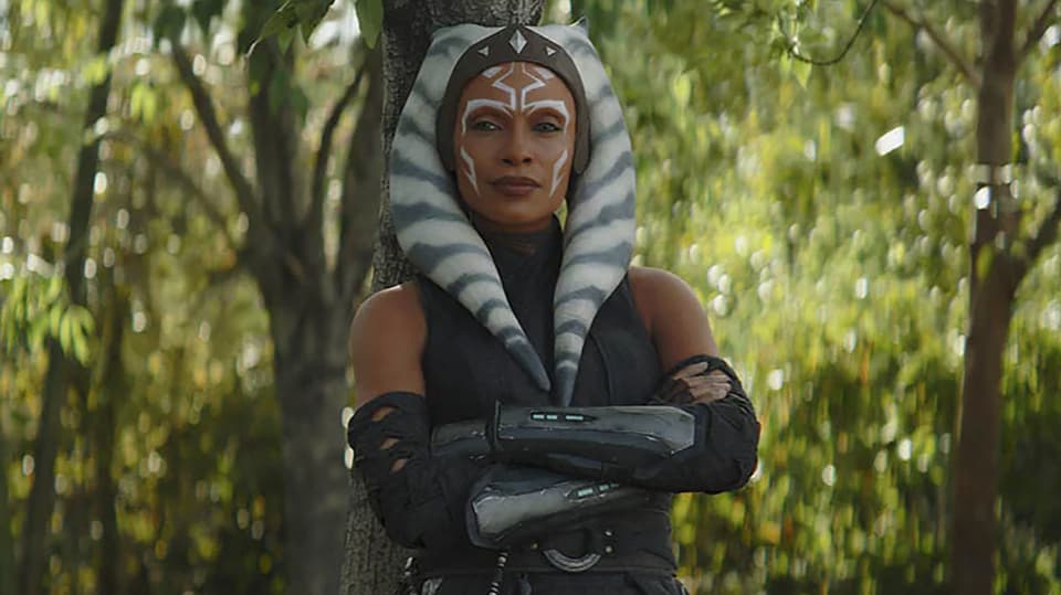 Ahsoka lächelnd im Wald