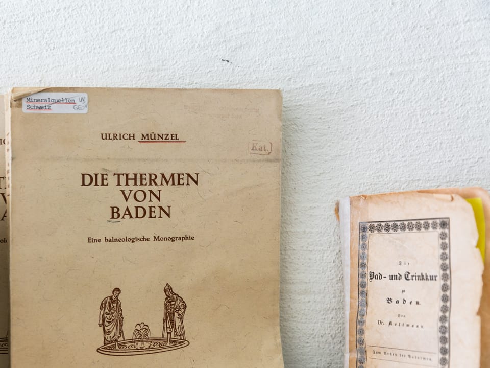 Zwei alte vergilbte Bücher zu den Thermen von Baden.