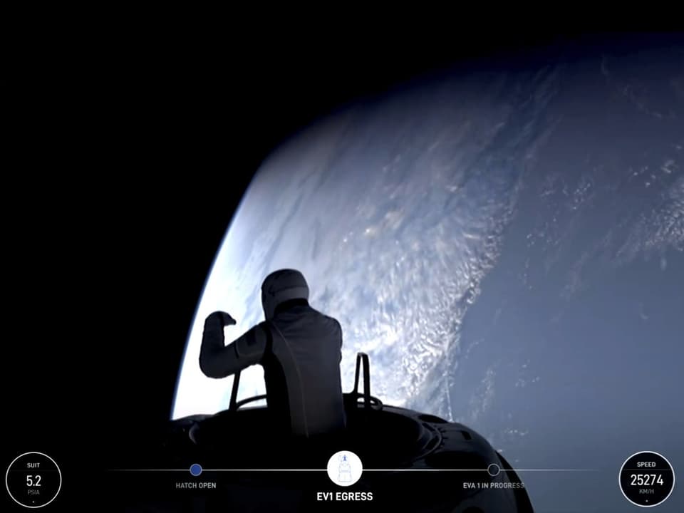 Astronaut verlässt Raumschiff mit Blick auf die Erde.