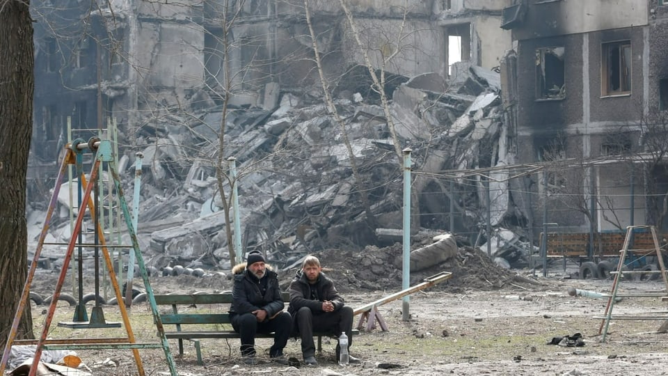 Einwohner in der vom Krieg gezeichneten Stadt Mariupol. Aufgenommen am Freitag, 25.3.2022. 