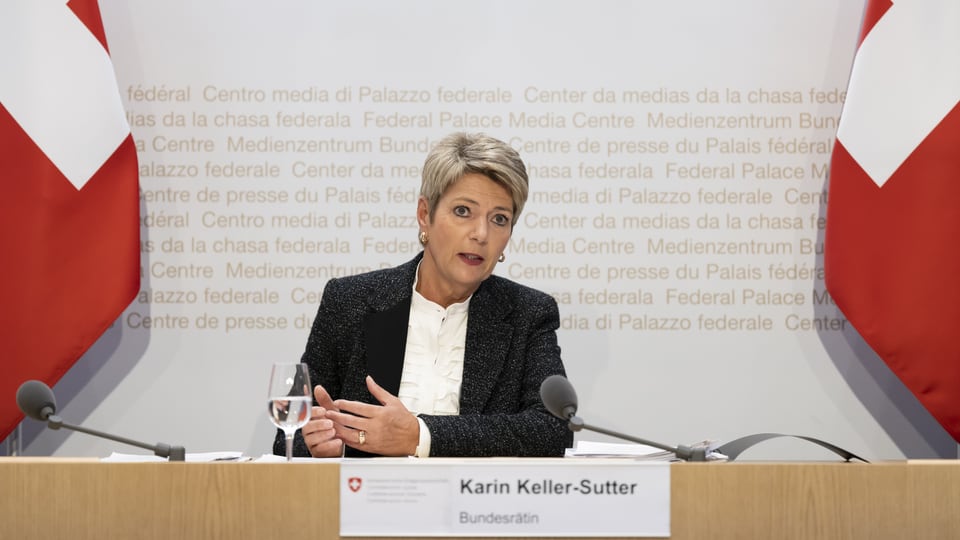 Bundesrätin Karin Keller-Sutter an einer Medienkonferenz
