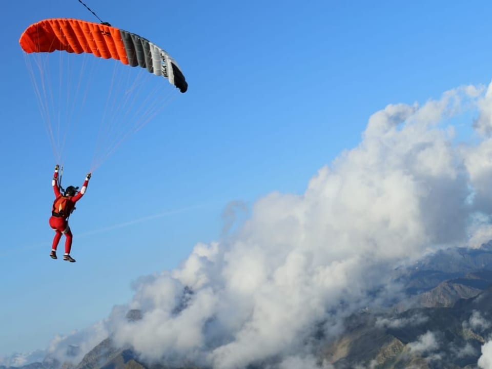 Zwei Gleitschirmflieger in der Luft