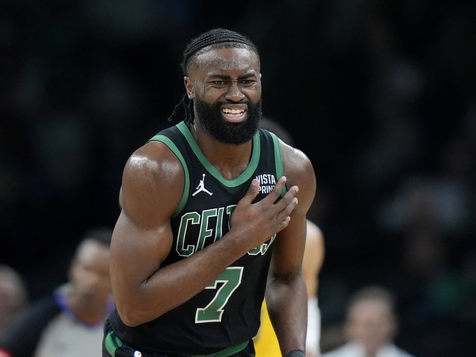 Basketballspieler im Celtics-Trikot mit schmerzverzerrtem Gesicht.